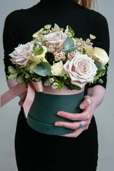 Bouquet Fleurs Boîte Chapeau Vert Dans Les Mains Une Fleuriste — Photo