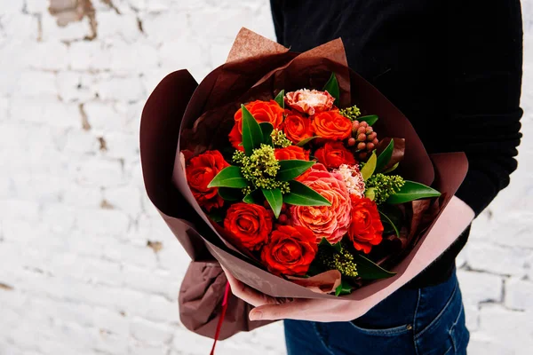 Bukett Med Blommor Vinrött Paket Händerna Kvinna Florist Bakgrunden Vit — Stockfoto