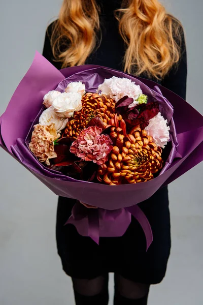 Букет Цветов Фиолетовой Упаковке Руках Рыжеволосой Флористки Светлом Фоне Роза — стоковое фото