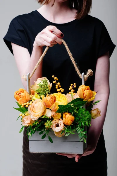 Bouquet Fleurs Dans Une Boîte Bois Aux Mains Une Fleuriste — Photo