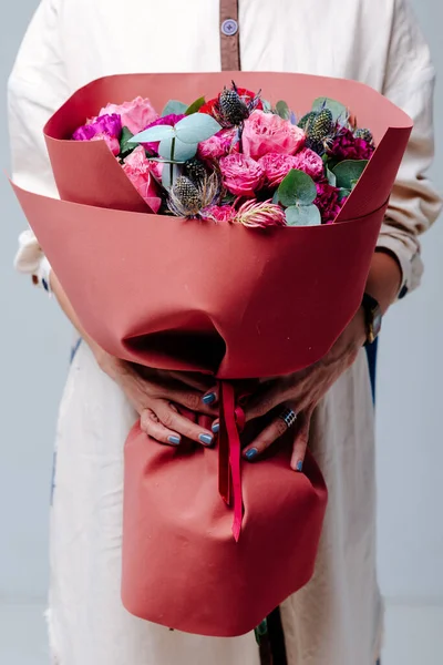 Ramo Flores Paquete Espuma Terracota Las Manos Una Florista Mujer — Foto de Stock