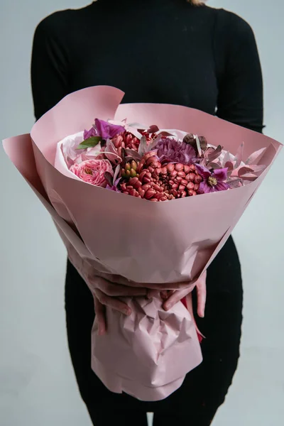 Μπουκέτο Λουλούδια Ροζ Συσκευασία Στα Χέρια Μιας Γυναίκας Ανθοπώλη Ένα — Φωτογραφία Αρχείου