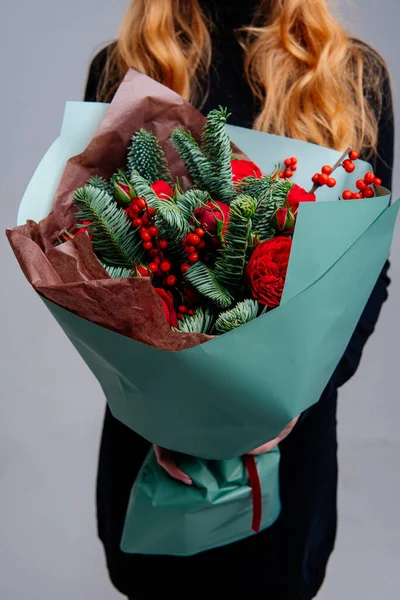 Букет Цветов Изумрудной Упаковке Руках Рыжеволосой Флористки Светлом Фоне Роза — стоковое фото