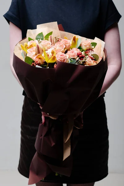 Bukett Med Blommor Vinrött Paket Händerna Kvinna Florist Rosa Orkidé — Stockfoto