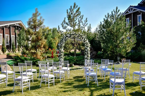 Kültéri Esküvői Ceremónia Beállítása Esküvői Díszített Pasztell Fehér Virágok Fehér — Stock Fotó