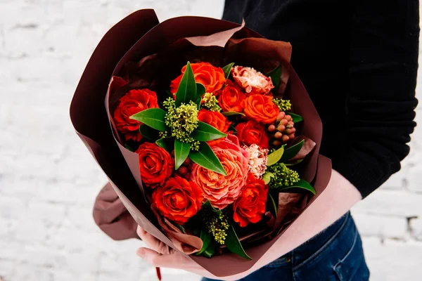 Bukett Med Blommor Vinrött Paket Händerna Kvinna Florist Bakgrunden Vit — Stockfoto