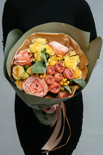 Bukett Med Blommor Pistaschfärgade Paket Händerna Kvinna Florist Ljus Bakgrund — Stockfoto