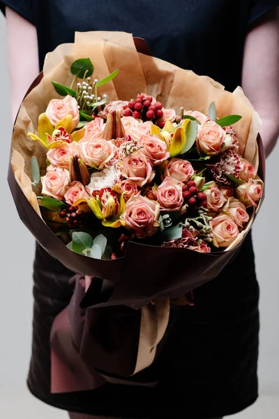 Ramo Flores Paquete Color Burdeos Las Manos Una Florista Mujer — Foto de Stock