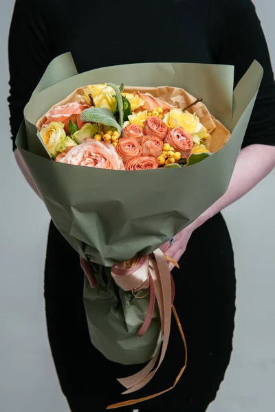 Bouquet Fleurs Emballage Pistache Dans Les Mains Une Fleuriste Femme — Photo