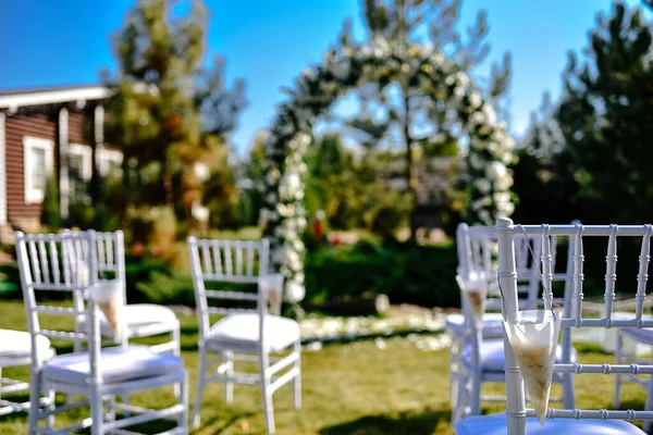 Outdoor Wedding Ceremony Setup Wedding Arch Decorated Pastel White Flowers — Stock Photo, Image
