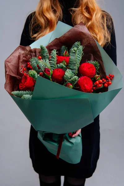 Ramo Flores Paquete Esmeralda Las Manos Florista Niña Pelo Rojo — Foto de Stock