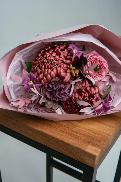 Bukett Med Blommor Rosa Paket Trästol Ljus Bakgrund Rosa Nejlika — Stockfoto