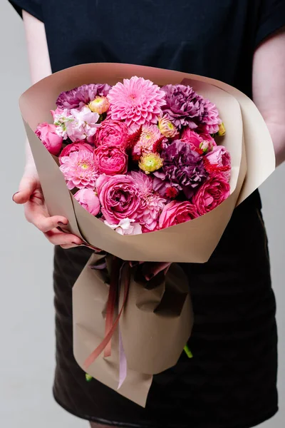 Μπουκέτο Λουλούδια Μπεζ Συσκευασία Στα Χέρια Μιας Γυναίκας Ανθοπώλη Σπρέι — Φωτογραφία Αρχείου