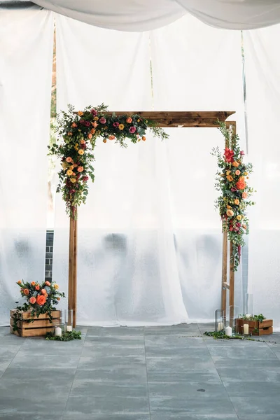 Деревянная Арка Свадебной Церемонии Украшенная Ткань Цветы Зелень — стоковое фото