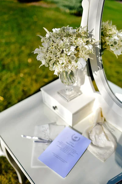 White Luxurious Wedding Bouquet Lilies Valley Astilba Astrantia Sweet Peas — Stock Photo, Image