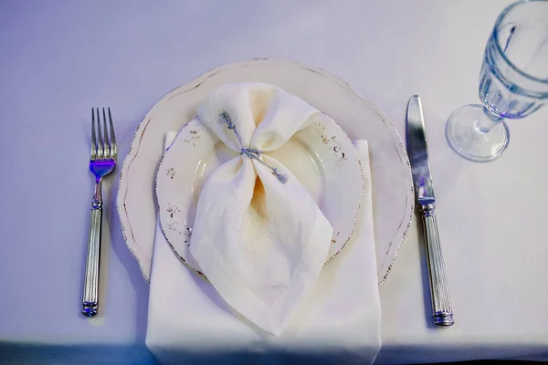 White Table Setting Elegant Empty Plate Cutlery Napkin White Tablecloth — Stock Photo, Image