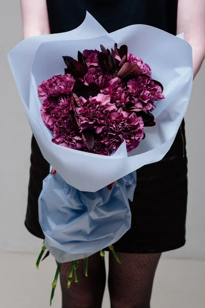 Bouquet Fleurs Emballage Transparent Bleu Dans Les Mains Une Fleuriste — Photo