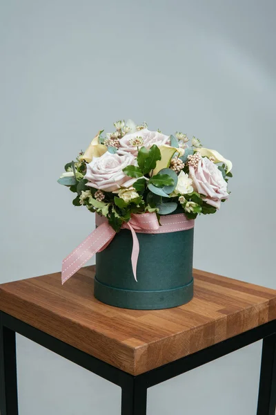 Bukett Med Blommor Grön Hatt Rutan Trästol Ljus Bakgrund Rosor — Stockfoto