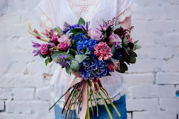 배경이 밝아지는 여자의 꽃다발이 Bouquet Eucalyptus Carnation Hydrangea Rose Clematis — 스톡 사진