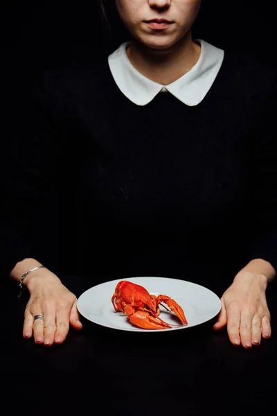 Chica Hervido Cangrejo Río Las Manos Plato Blanco Sobre Fondo — Foto de Stock