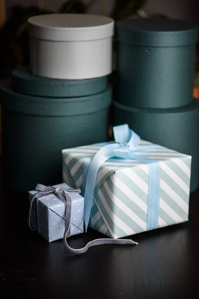 緑色の背景にリボンや包装材で包んだギフトボックス — ストック写真