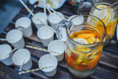 Limonata sürahi ve fincanlar üst görünümde