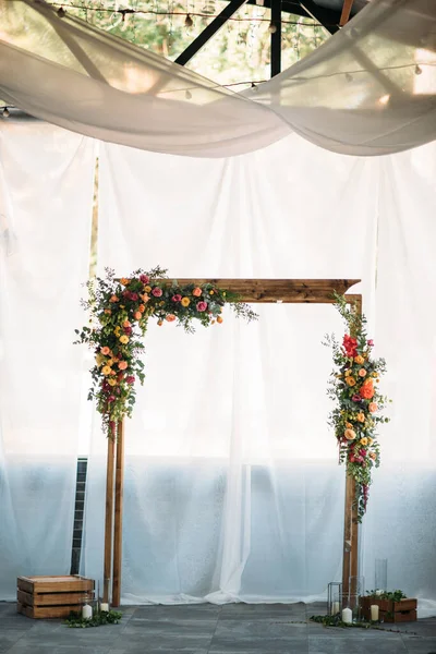 Holzbogen Für Die Hochzeitszeremonie Geschmücktes Tuch Blumen Und Grün — Stockfoto