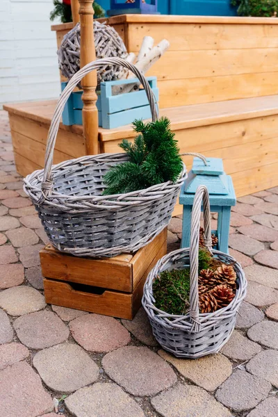 Décor Noël Porte Entrée Boîtes Bois Panier Osier Lanternes Décoratives — Photo