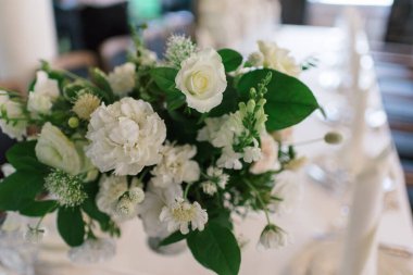 Düğün çiçeği aranjmanı masada.