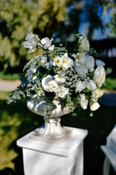 Beautiful Flower Arrangement Roses Vase Beautiful Set Wedding Ceremony Rose — Stock Photo, Image
