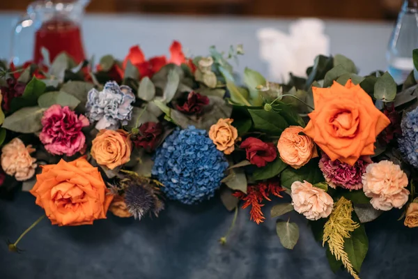 Bröllopspresidium Restaurang Fritt Utrymme Bröllopsbord För Nygifta Med Blommor Grönska — Stockfoto