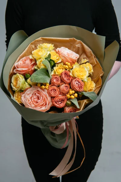 Bukett Med Blommor Pistaschfärgade Paket Händerna Kvinna Florist Ljus Bakgrund — Stockfoto