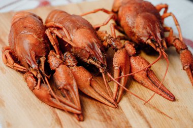 Ahşap bir masada kaynatılmış kerevit.