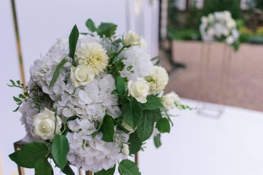 Düğünde ortanca, gül ve yıldız çiçekli kompozisyon