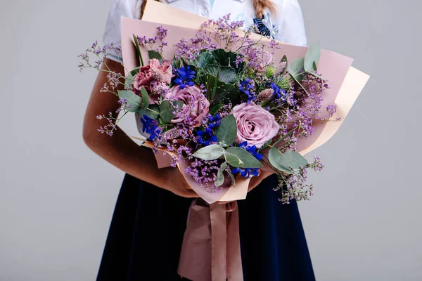 Bouquet Fleurs Emballé Dans Papier Violet Dans Les Mains Une — Photo