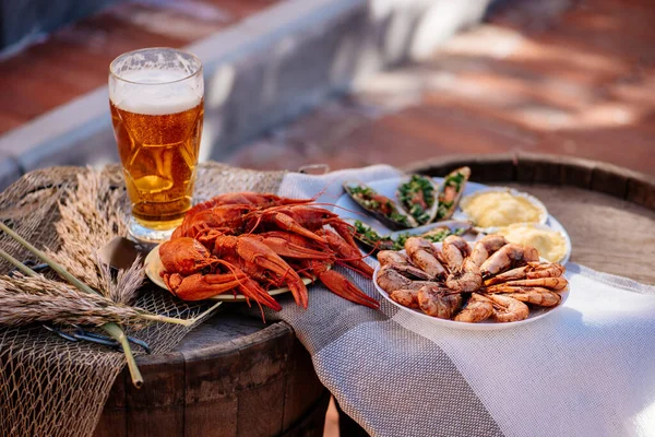 Haşlanmış kerevit, bira, fırında karides, fırında midye ve peynirin altında ahşap fıçıda pişirilmiş midye.