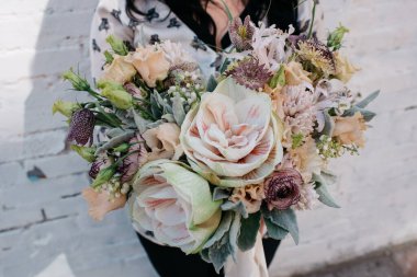 Açık arkaplanda ipek kurdeleli amarilis buketi