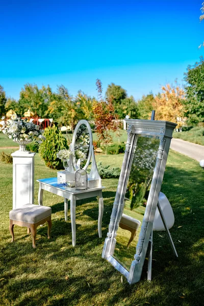 Lugar Uma Foto Noiva Cadeira Luxo Branco Fica Diante Espelho — Fotografia de Stock