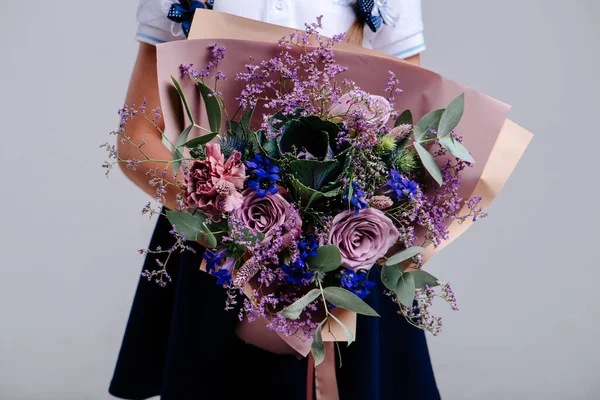배경에 새끼가 소녀의 자주색 종이로 꽃다발의 이었다 Bouquet Rose Eucalyptus — 스톡 사진
