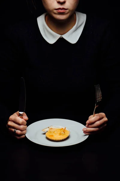 Mulher Vieiras Assadas Uma Concha Com Queijo Uma Placa Branca — Fotografia de Stock