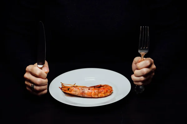 Langosta Frita Plato Blanco Con Cuchillo Tenedor Sobre Fondo Negro — Foto de Stock