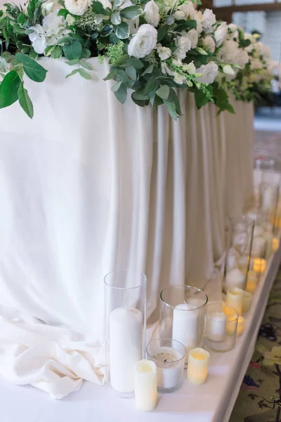 Table Banquet Mariage Pour Les Jeunes Mariés Avec Des Fleurs — Photo