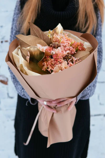 Ramo Flores Paquete Melocotón Manos Florista Mujer Suéter Punto Pared — Foto de Stock