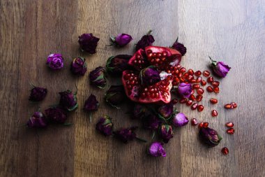 Ahşap bir arka planda olgun nar meyvesi..