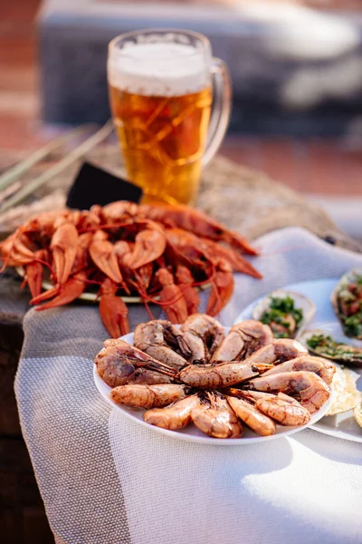 Haşlanmış kerevit, bira, fırında karides, fırında midye ve peynirin altında ahşap fıçıda pişirilmiş midye.