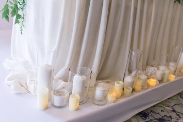 新婚夫妇的婚宴桌上有鲜花 白布和蜡烛 在婚宴桌上摆设华丽的花朵 奢华的婚礼装饰 — 图库照片