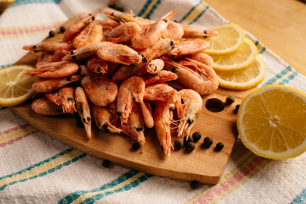 Shrimp Lemon Pepper Wooden Board Striped Tablecloth — Stock Photo, Image