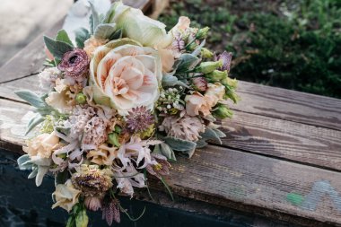 Koyu arkaplanda ipek kurdeleli sarı buket.