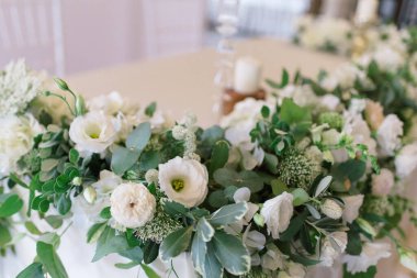 Düğün çiçeği aranjmanı masada.