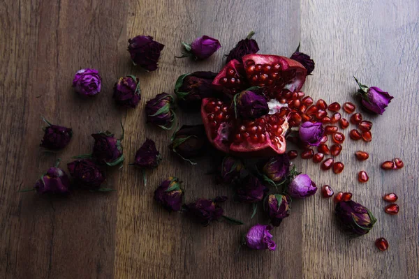 Ahşap bir arka planda olgun nar meyvesi..